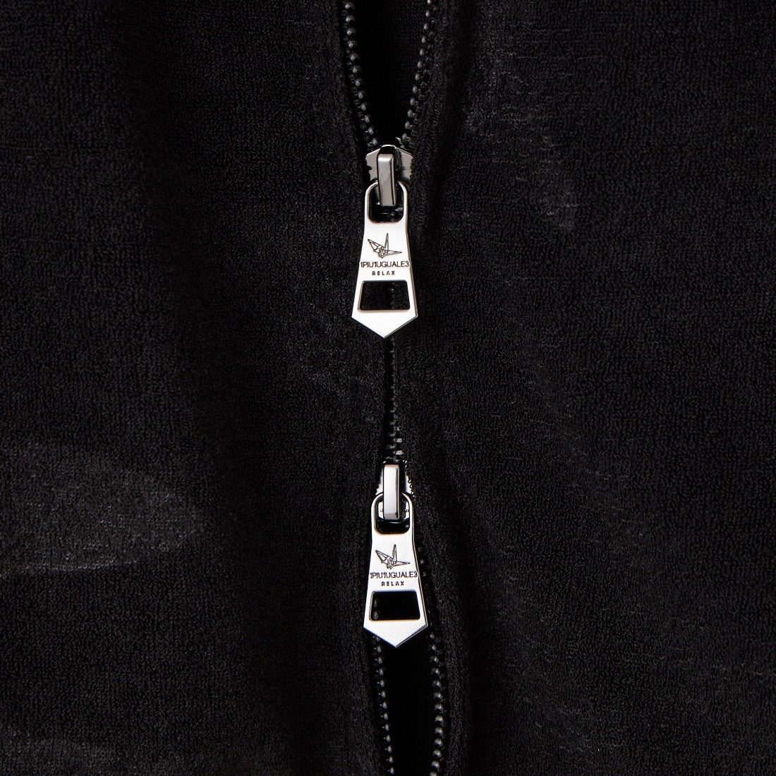 1PIU1UGUALE3 RELAX [ウノ ピゥ ウノ ウグァーレ トレ] カモ柄エンボスパイルパーカー [USO-26066] SN90 BLACK