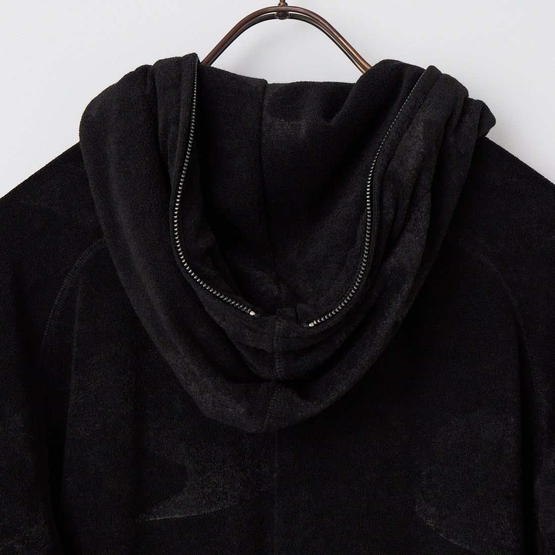 1PIU1UGUALE3 RELAX [ウノ ピゥ ウノ ウグァーレ トレ] カモ柄エンボスパイルパーカー [USO-26066] SN90 BLACK