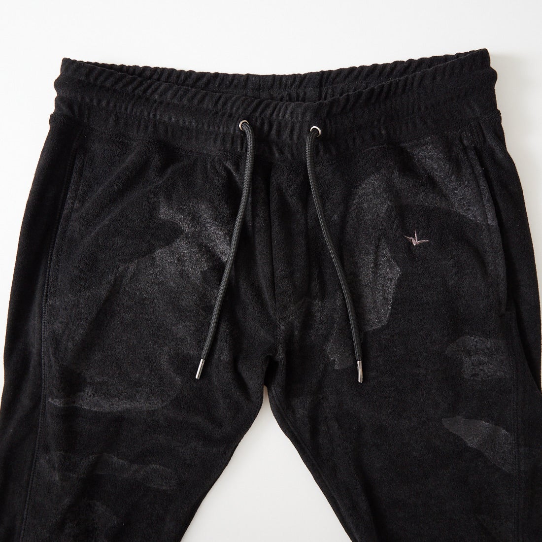 1PIU1UGUALE3 RELAX [ウノ ピゥ ウノ ウグァーレ トレ] カモ柄エンボスパイルジョガーパンツ [USB-26066] SN90 BLACK