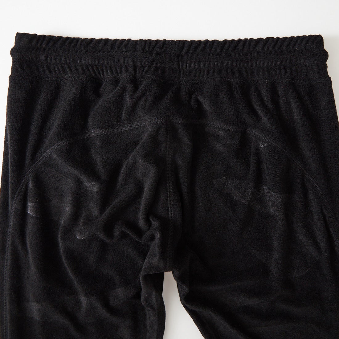 1PIU1UGUALE3 RELAX [ウノ ピゥ ウノ ウグァーレ トレ] カモ柄エンボスパイルジョガーパンツ [USB-26066] SN90 BLACK