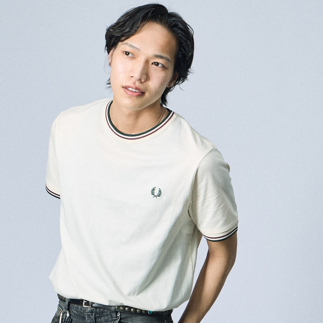 FRED PERRY [フレッドペリー] ツインティップ ショートスリーブTシャツ [M1588V] 84A ECRU/O &&モデル身長：179cm 着用サイズ：L&&