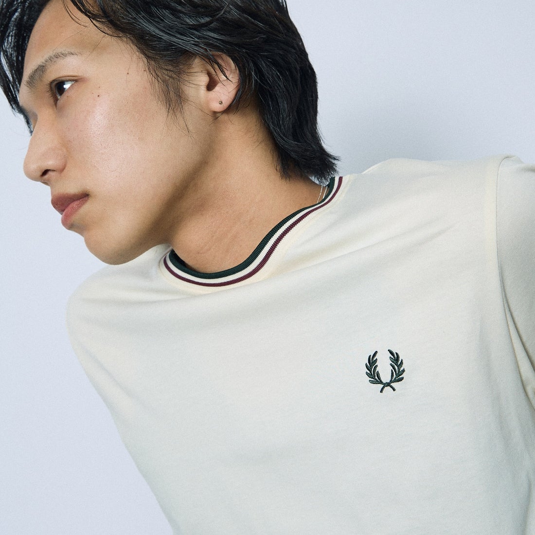 FRED PERRY [フレッドペリー] ツインティップ ショートスリーブTシャツ [M1588V] 84A ECRU/O &&モデル身長：179cm 着用サイズ：L&&