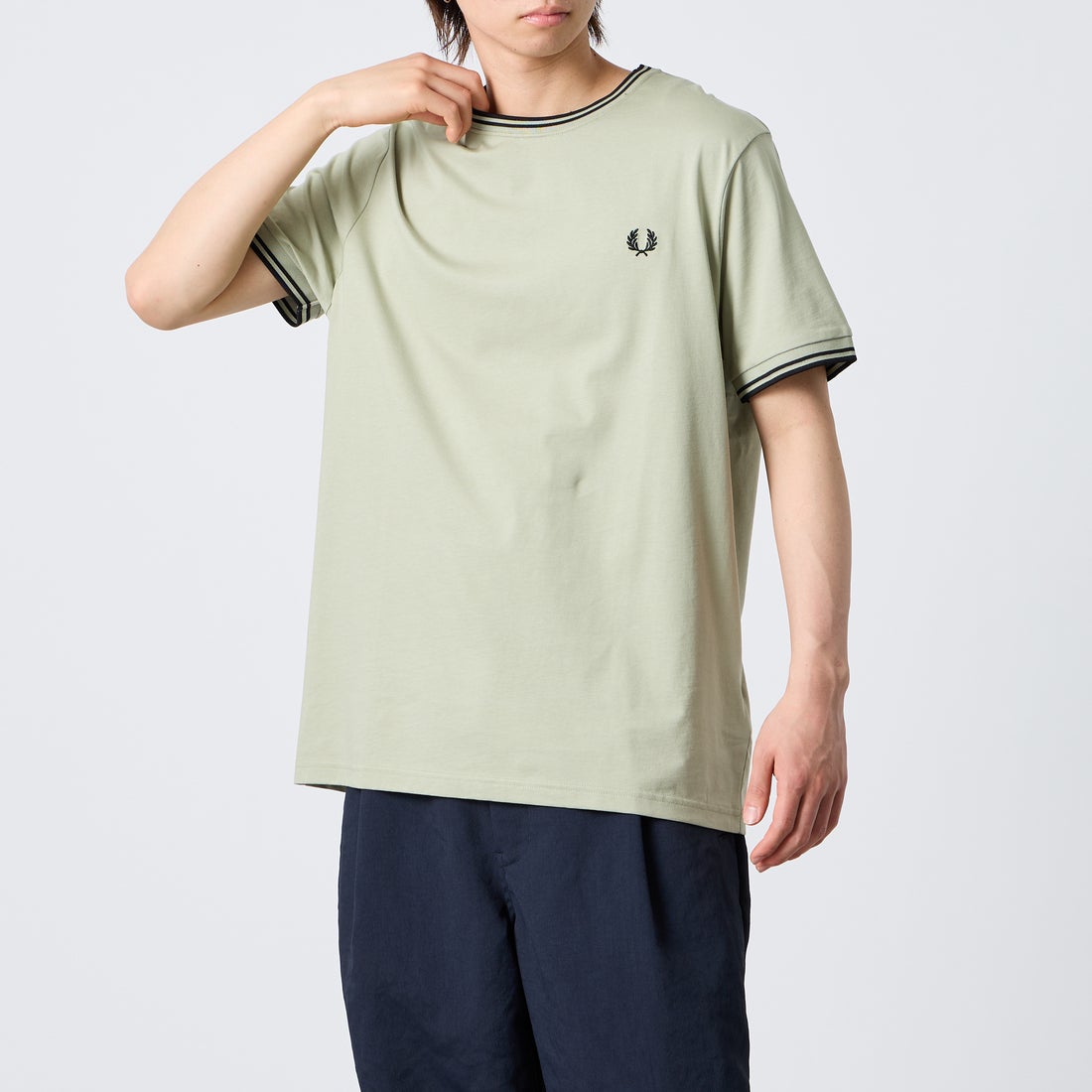 FRED PERRY [フレッドペリー] ツインティップ ショートスリーブTシャツ [M1588V] S23 SEAGRA &&モデル身長：177cm 着用サイズ：L&&