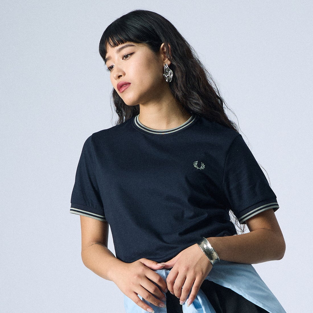 FRED PERRY [フレッドペリー] ツインティップ ショートスリーブTシャツ [M1588V] T73 NAVY/S &&モデル身長：162cm 着用サイズ：S&&