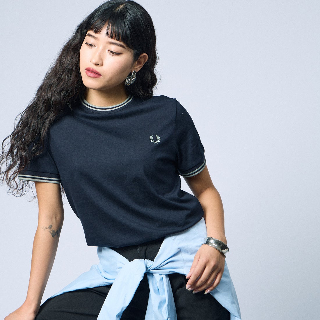 FRED PERRY [フレッドペリー] ツインティップ ショートスリーブTシャツ [M1588V] T73 NAVY/S &&モデル身長：162cm 着用サイズ：S&&