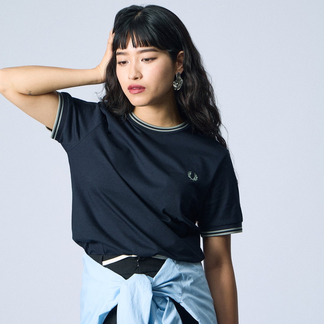 FRED PERRY [フレッドペリー] ツインティップ ショートスリーブTシャツ [M1588V] T73 NAVY/S &&モデル身長：162cm 着用サイズ：S&&