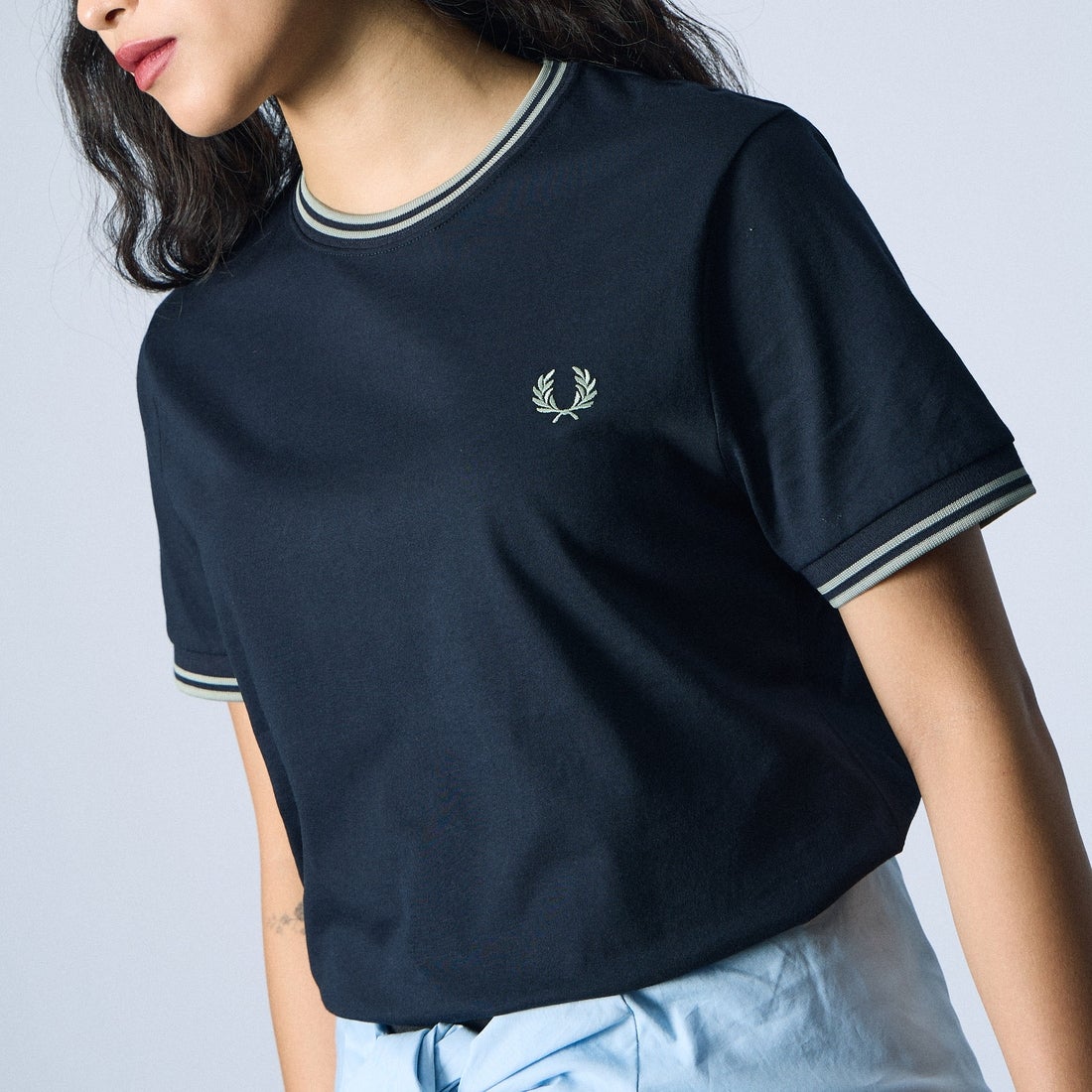 FRED PERRY [フレッドペリー] ツインティップ ショートスリーブTシャツ [M1588V] T73 NAVY/S &&モデル身長：162cm 着用サイズ：S&&