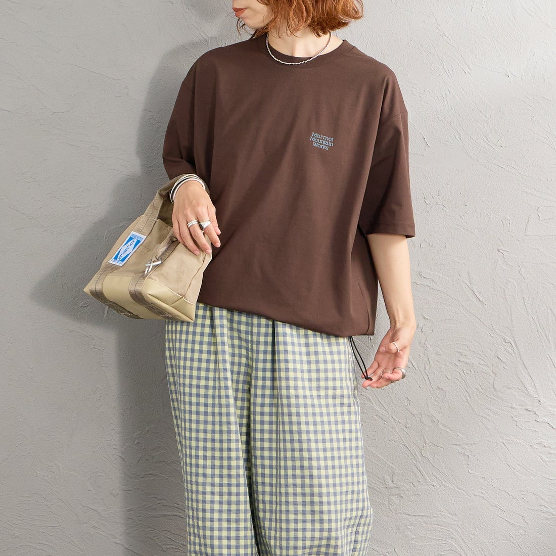 Marmot [マーモット] 別注 ドローコード付き ヒストリーロゴ バックプリントTシャツ [MTSS26MST336IN-JF] D.BROWN &&モデル身長：158cm 着用サイズ：S&&