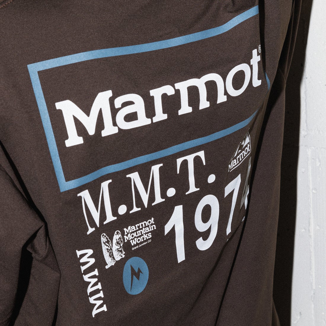 Marmot [マーモット] 別注 ドローコード付き ヒストリーロゴ バックプリントTシャツ [MTSS26MST336IN-JF] D.BROWN