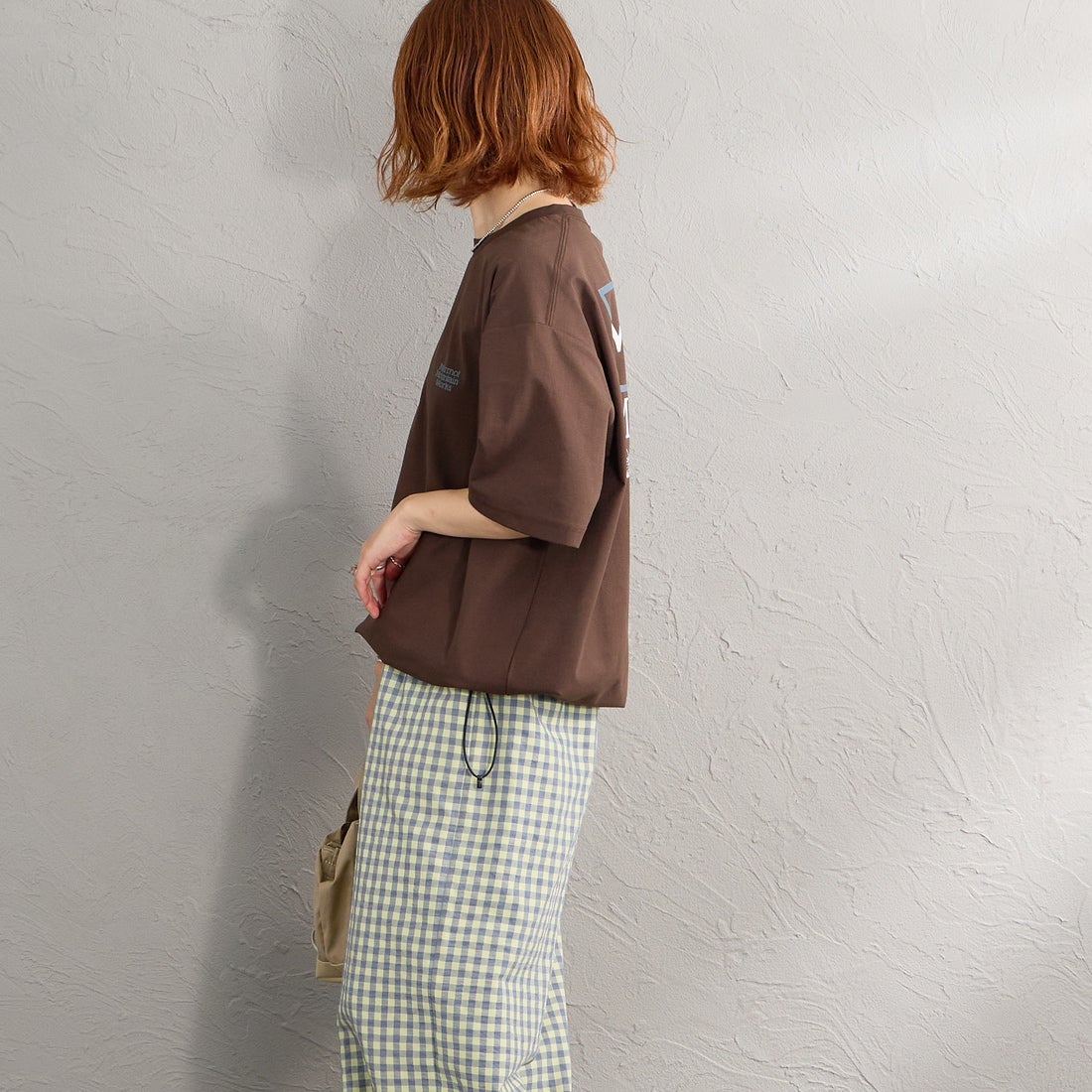 Marmot [マーモット] 別注 ドローコード付き ヒストリーロゴ バックプリントTシャツ [MTSS26MST336IN-JF] D.BROWN &&モデル身長：158cm 着用サイズ：S&&