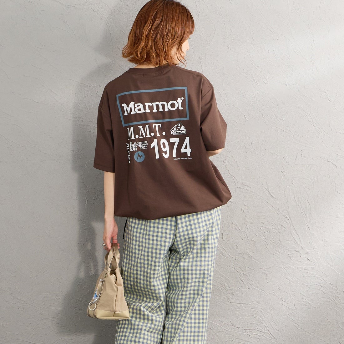 Marmot [マーモット] 別注 ドローコード付き ヒストリーロゴ バックプリントTシャツ [MTSS26MST336IN-JF] D.BROWN &&モデル身長：158cm 着用サイズ：S&&