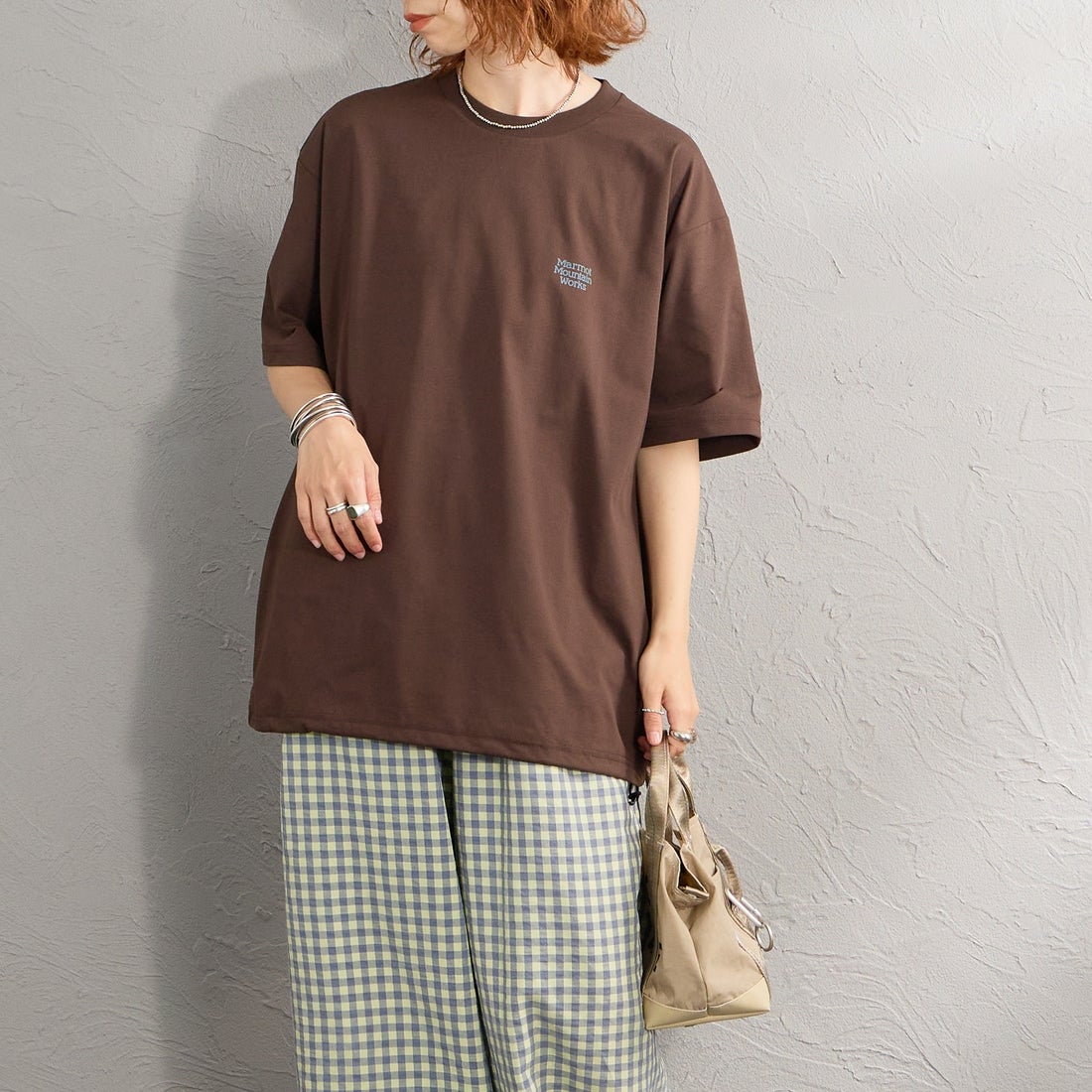 Marmot [マーモット] 別注 ドローコード付き ヒストリーロゴ バックプリントTシャツ [MTSS26MST336IN-JF] D.BROWN &&モデル身長：158cm 着用サイズ：S&&