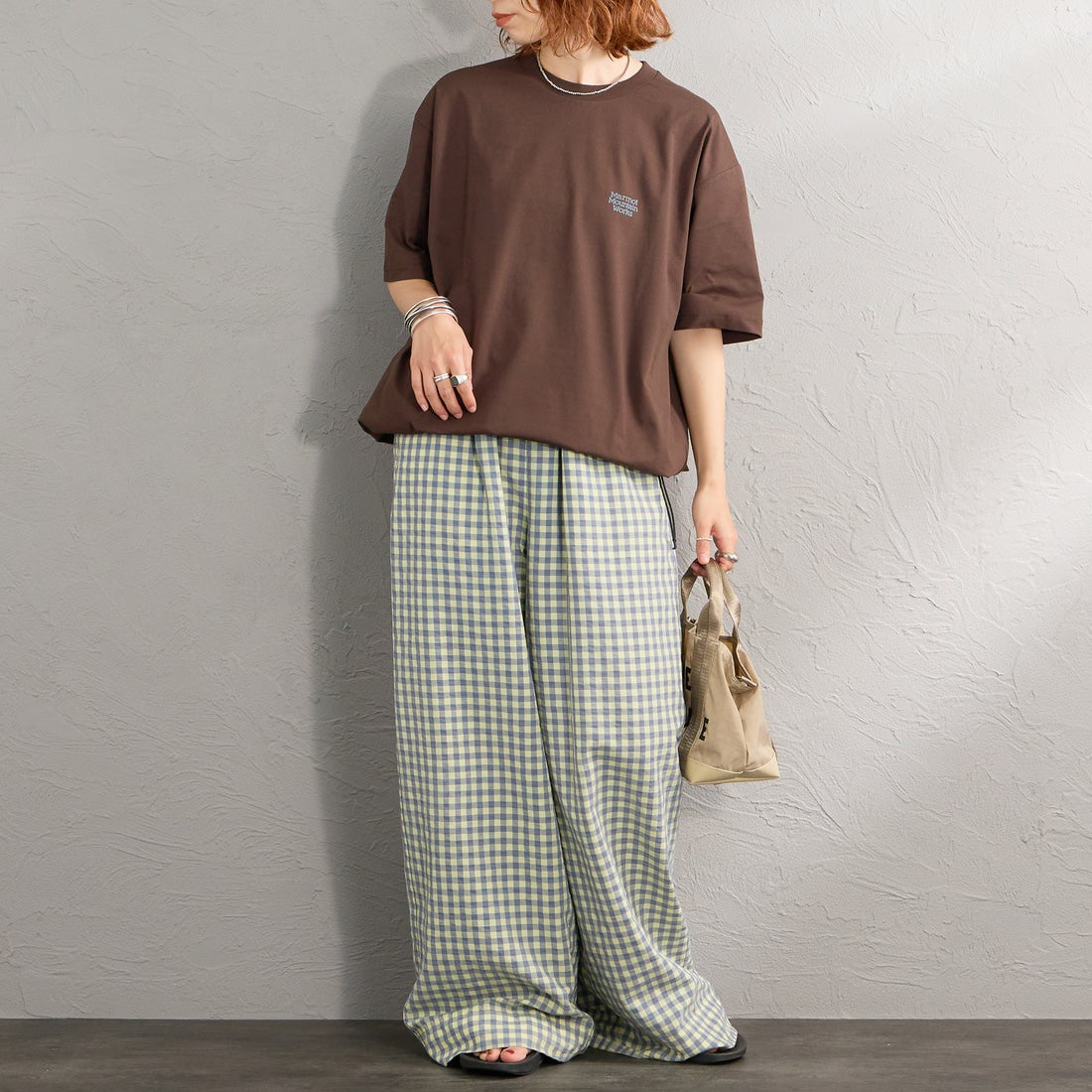 Marmot [マーモット] 別注 ドローコード付き ヒストリーロゴ バックプリントTシャツ [MTSS26MST336IN-JF] D.BROWN &&モデル身長：158cm 着用サイズ：S&&