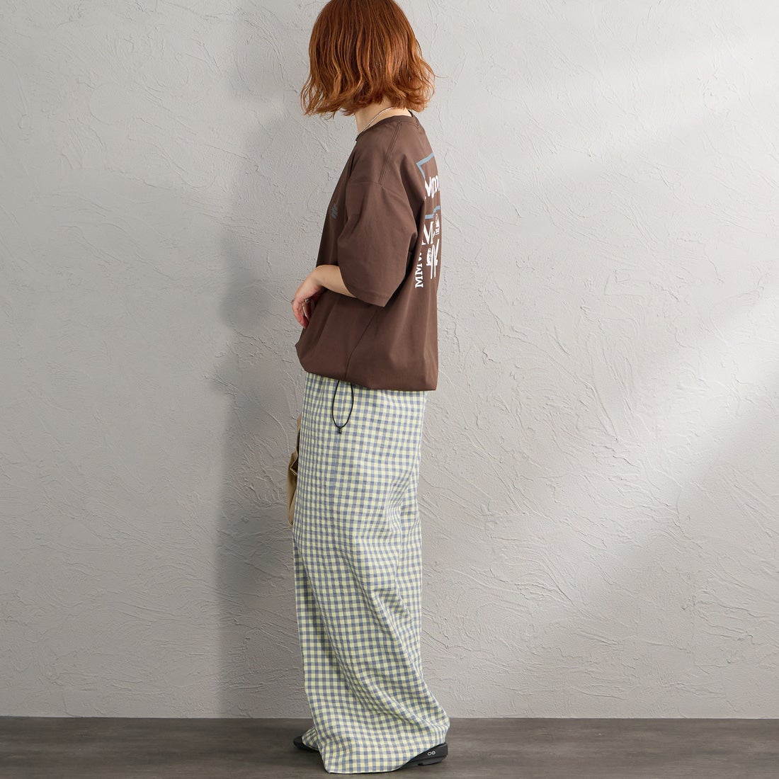 Marmot [マーモット] 別注 ドローコード付き ヒストリーロゴ バックプリントTシャツ [MTSS26MST336IN-JF] D.BROWN &&モデル身長：158cm 着用サイズ：S&&