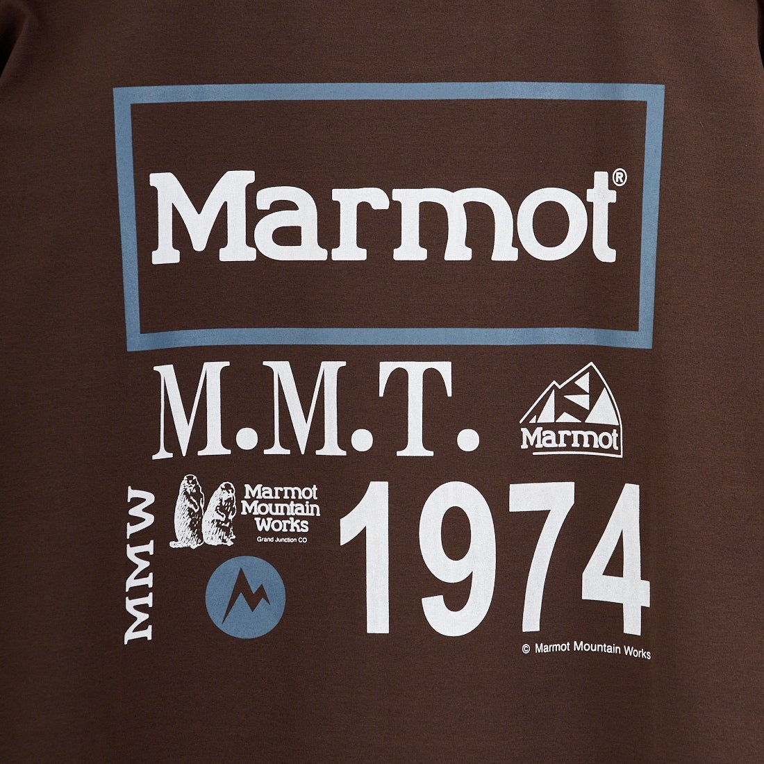 Marmot [マーモット] 別注 ドローコード付き ヒストリーロゴ バックプリントTシャツ [MTSS26MST336IN-JF] D.BROWN