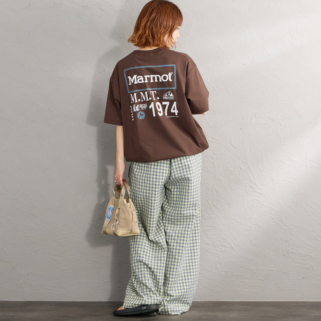 Marmot [マーモット] 別注 ドローコード付き ヒストリーロゴ バックプリントTシャツ [MTSS26MST336IN-JF] D.BROWN &&モデル身長：158cm 着用サイズ：S&&