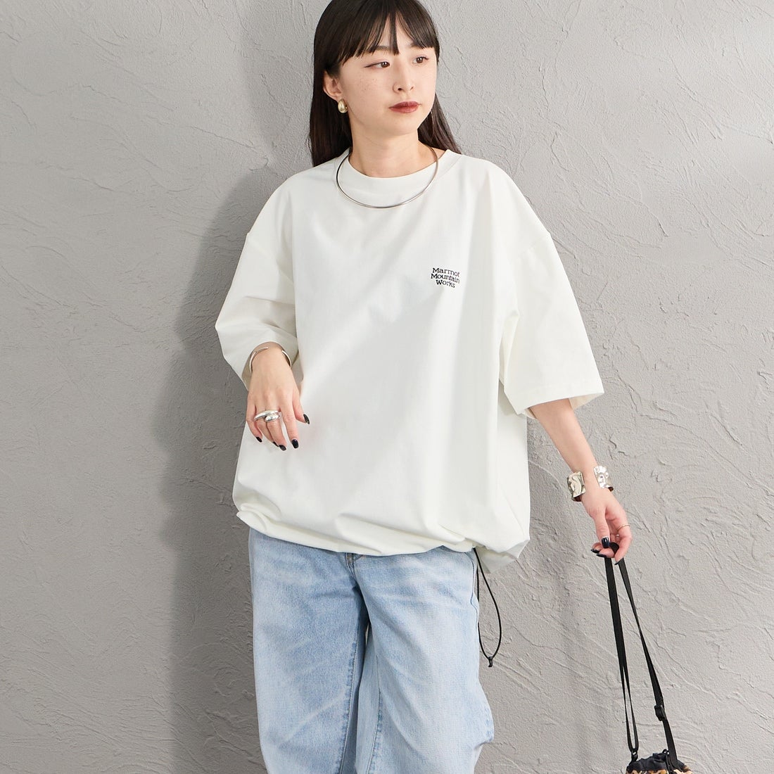 Marmot [マーモット] 別注 ドローコード付き ヒストリーロゴ バックプリントTシャツ [MTSS26MST336IN-JF] WHITE &&モデル身長：150cm 着用サイズ：S&&