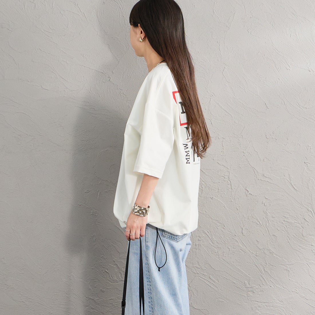 Marmot [マーモット] 別注 ドローコード付き ヒストリーロゴ バックプリントTシャツ [MTSS26MST336IN-JF] WHITE &&モデル身長：150cm 着用サイズ：S&&