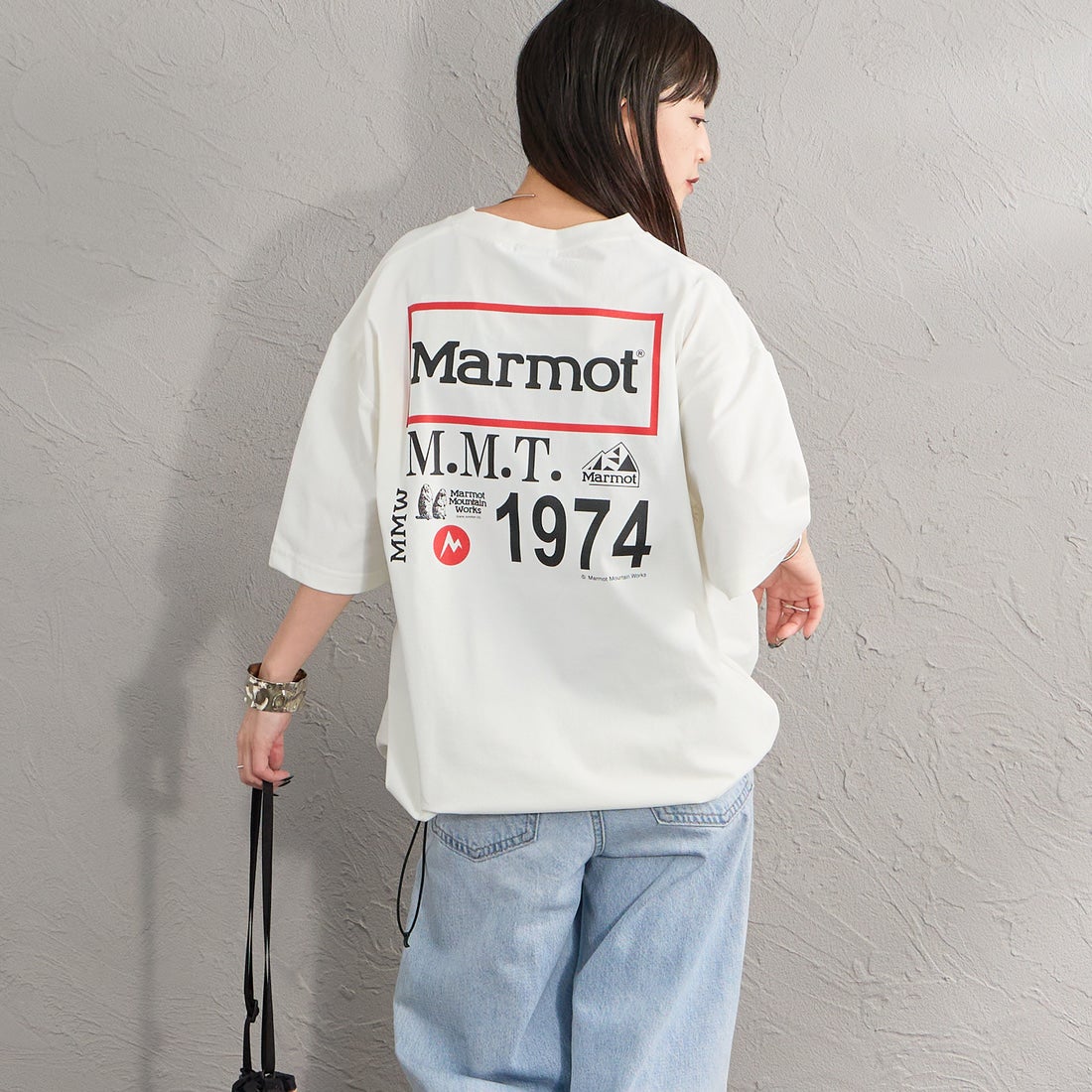 Marmot [マーモット] 別注 ドローコード付き ヒストリーロゴ バックプリントTシャツ [MTSS26MST336IN-JF] WHITE &&モデル身長：150cm 着用サイズ：S&&