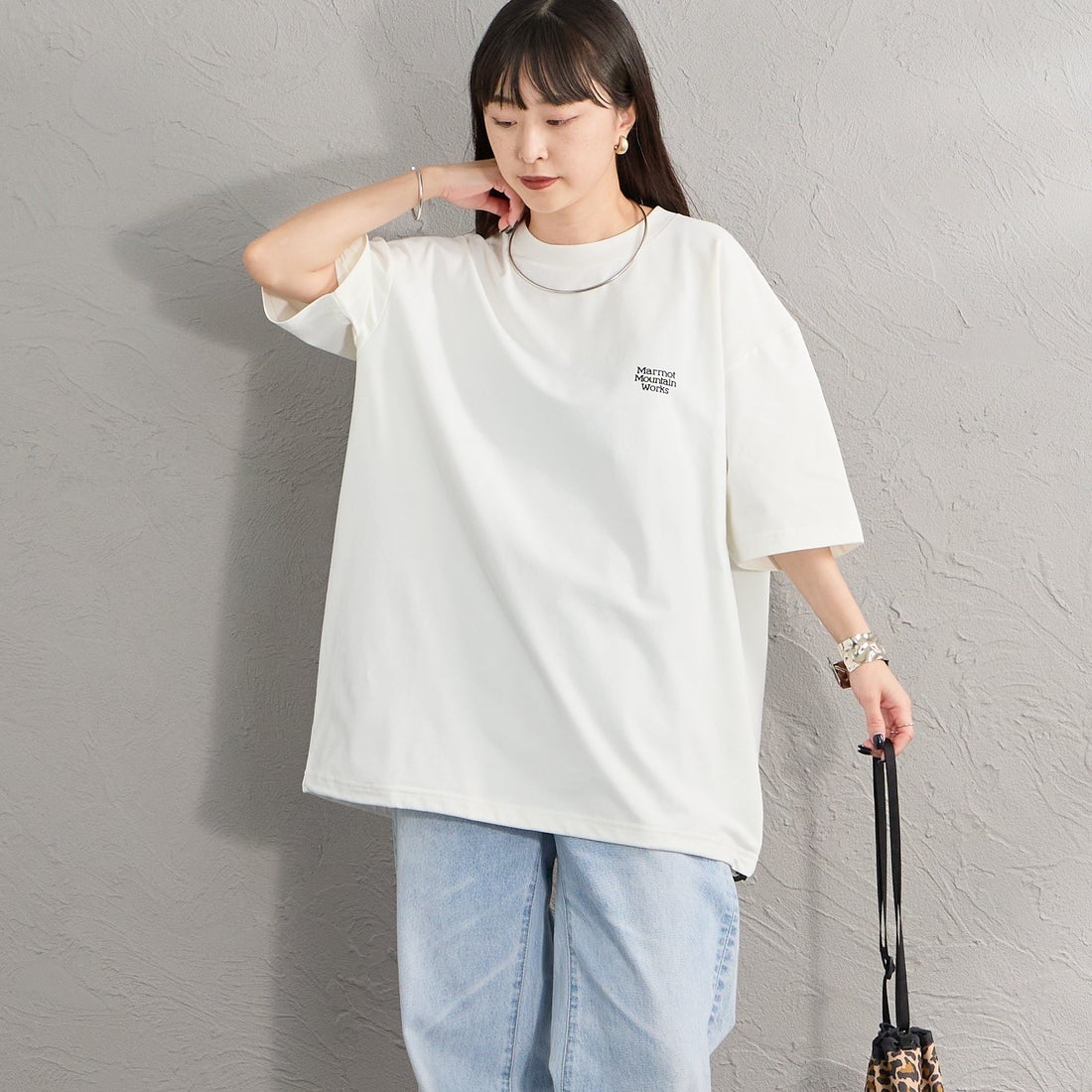 Marmot [マーモット] 別注 ドローコード付き ヒストリーロゴ バックプリントTシャツ [MTSS26MST336IN-JF] WHITE &&モデル身長：150cm 着用サイズ：S&&