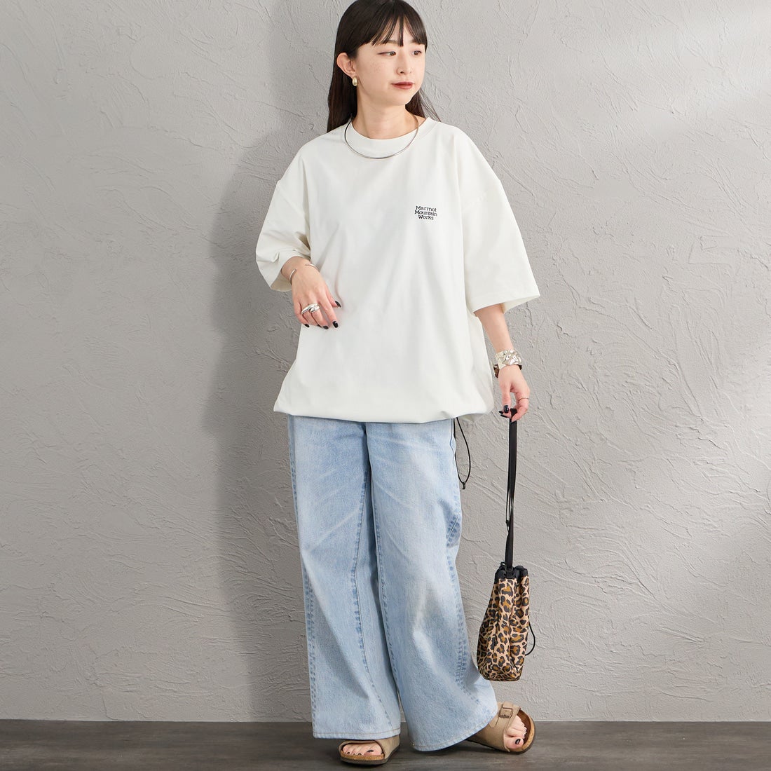 Marmot [マーモット] 別注 ドローコード付き ヒストリーロゴ バックプリントTシャツ [MTSS26MST336IN-JF] WHITE &&モデル身長：150cm 着用サイズ：S&&