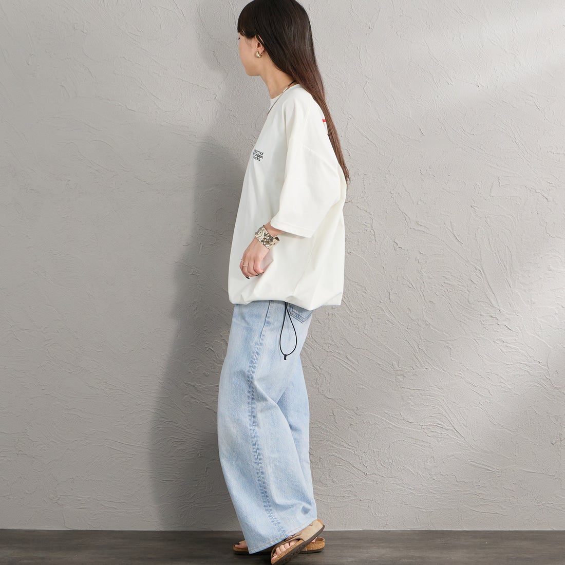 Marmot [マーモット] 別注 ドローコード付き ヒストリーロゴ バックプリントTシャツ [MTSS26MST336IN-JF] WHITE &&モデル身長：150cm 着用サイズ：S&&