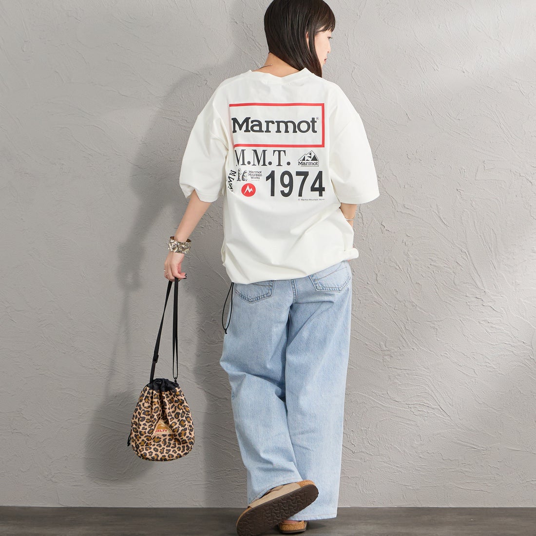 Marmot [マーモット] 別注 ドローコード付き ヒストリーロゴ バックプリントTシャツ [MTSS26MST336IN-JF] WHITE &&モデル身長：150cm 着用サイズ：S&&