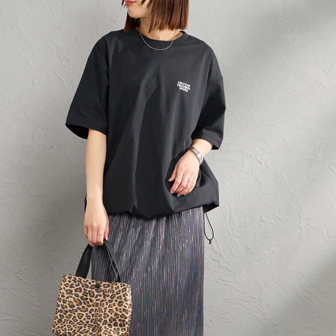 Marmot [マーモット] 別注 ドローコード付き ヒストリーロゴ バックプリントTシャツ [MTSS26MST336IN-JF] BLACK &&モデル身長：159cm 着用サイズ：S&&