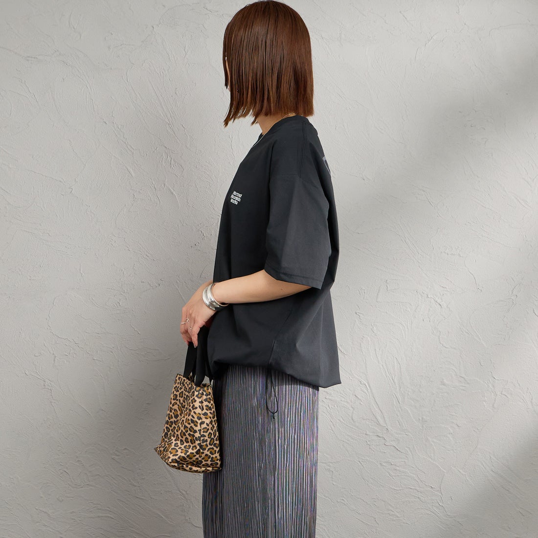 Marmot [マーモット] 別注 ドローコード付き ヒストリーロゴ バックプリントTシャツ [MTSS26MST336IN-JF] BLACK &&モデル身長：159cm 着用サイズ：S&&