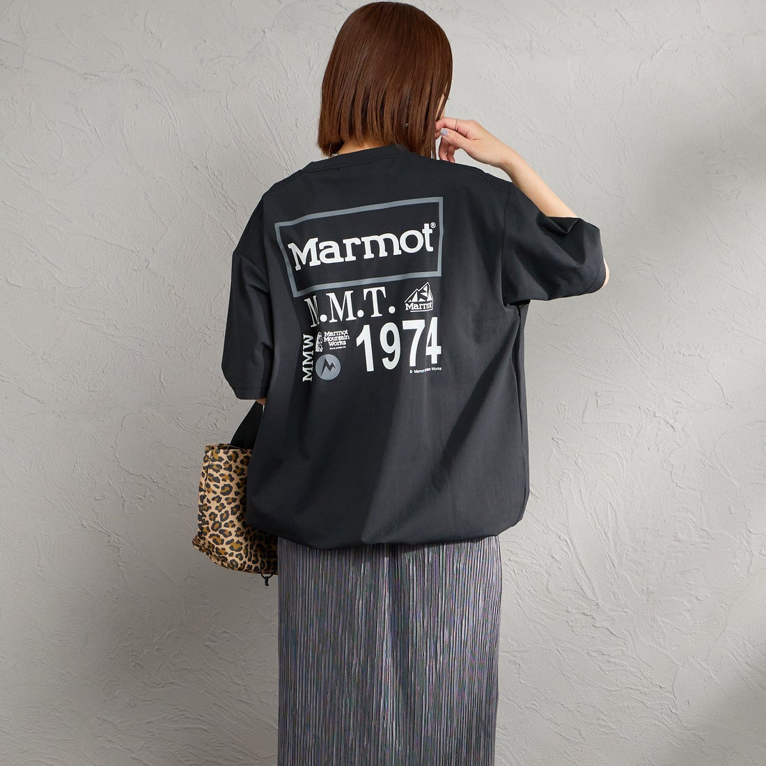 Marmot [マーモット] 別注 ドローコード付き ヒストリーロゴ バックプリントTシャツ [MTSS26MST336IN-JF] BLACK &&モデル身長：159cm 着用サイズ：S&&