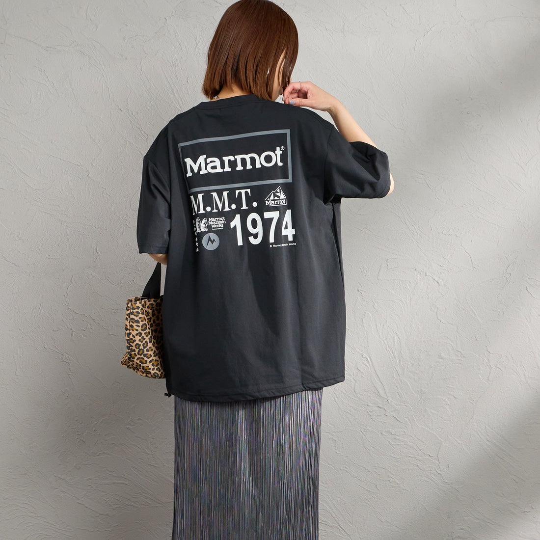 Marmot [マーモット] 別注 ドローコード付き ヒストリーロゴ バックプリントTシャツ [MTSS26MST336IN-JF] BLACK &&モデル身長：159cm 着用サイズ：S&&