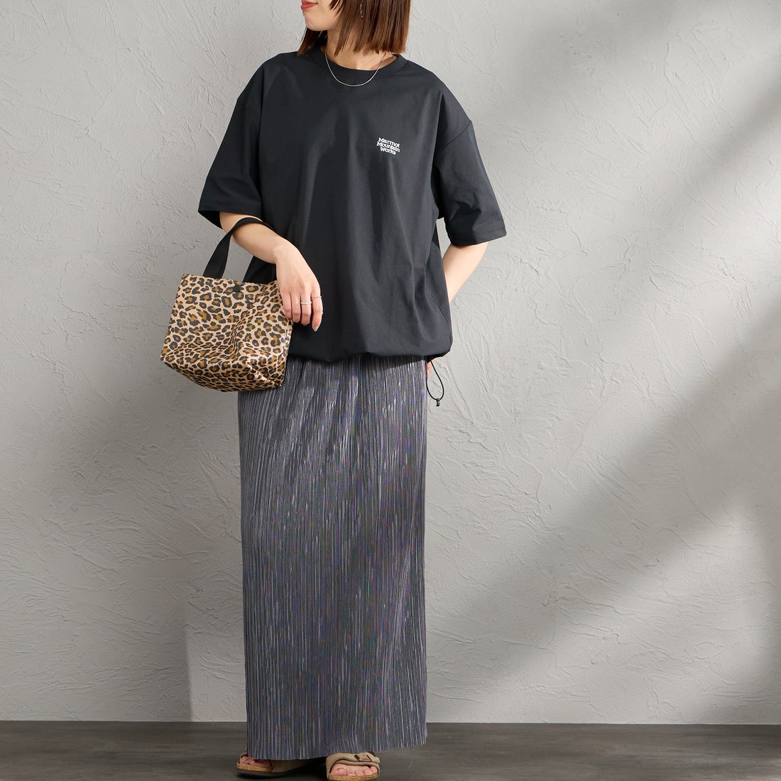 Marmot [マーモット] 別注 ドローコード付き ヒストリーロゴ バックプリントTシャツ [MTSS26MST336IN-JF] BLACK &&モデル身長：159cm 着用サイズ：S&&
