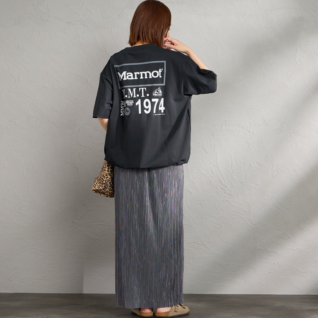 Marmot [マーモット] 別注 ドローコード付き ヒストリーロゴ バックプリントTシャツ [MTSS26MST336IN-JF] BLACK &&モデル身長：159cm 着用サイズ：S&&