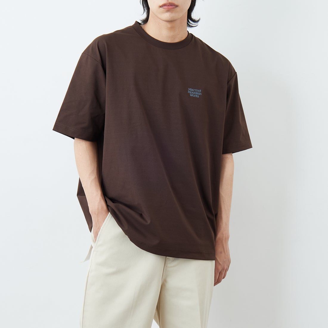 Marmot [マーモット] 別注 ドローコード付き ヒストリーロゴ バックプリントTシャツ [MTSS26MST336IN-JF] D.BROWN &&モデル身長：179cm 着用サイズ：L&&