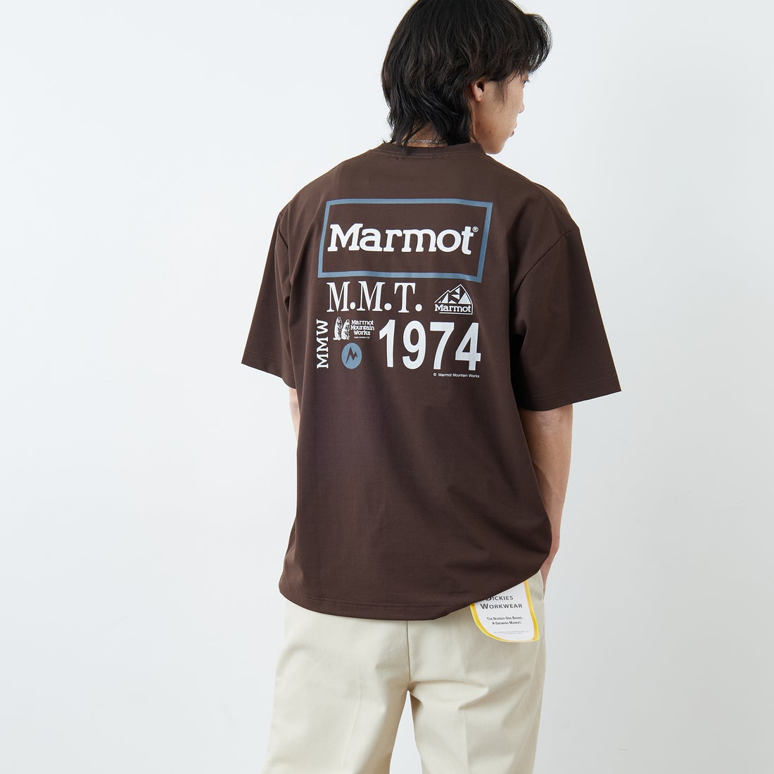 Marmot [マーモット] 別注 ドローコード付き ヒストリーロゴ バックプリントTシャツ [MTSS26MST336IN-JF] D.BROWN &&モデル身長：179cm 着用サイズ：L&&