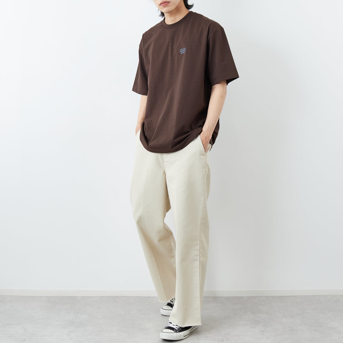 Marmot [マーモット] 別注 ドローコード付き ヒストリーロゴ バックプリントTシャツ [MTSS26MST336IN-JF] D.BROWN &&モデル身長：179cm 着用サイズ：L&&