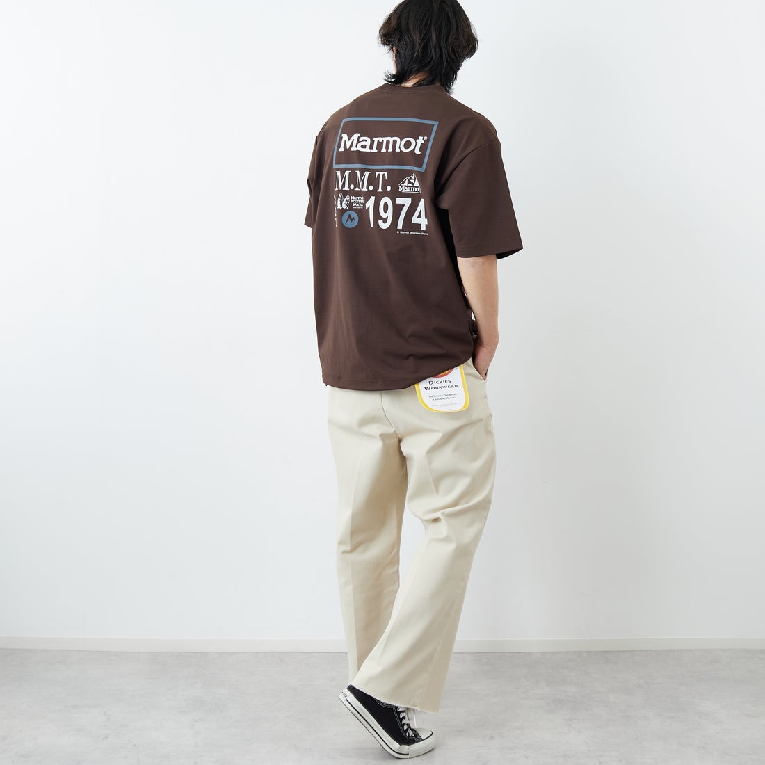 Marmot [マーモット] 別注 ドローコード付き ヒストリーロゴ バックプリントTシャツ [MTSS26MST336IN-JF] D.BROWN &&モデル身長：179cm 着用サイズ：L&&