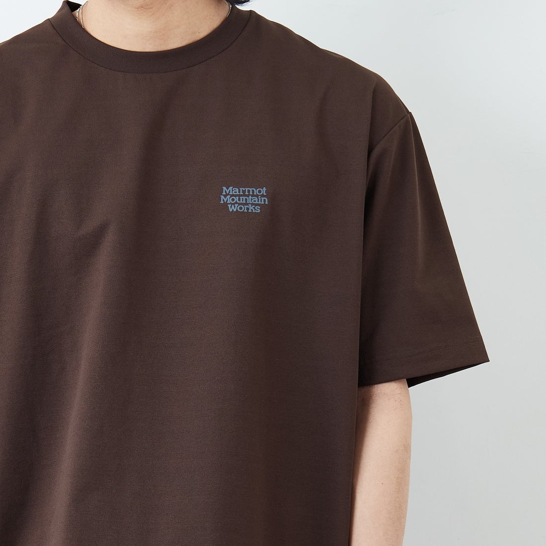 Marmot [マーモット] 別注 ドローコード付き ヒストリーロゴ バックプリントTシャツ [MTSS26MST336IN-JF] D.BROWN &&モデル身長：179cm 着用サイズ：L&&