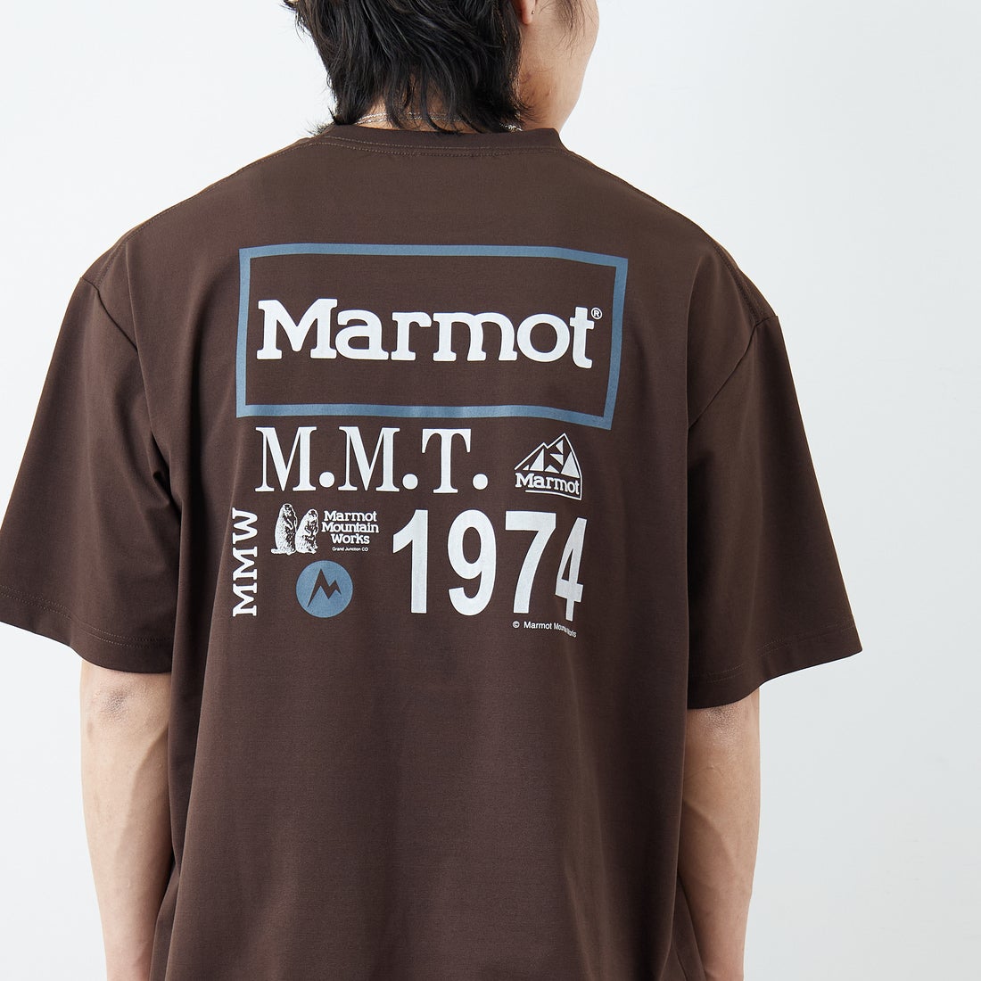 Marmot [マーモット] 別注 ドローコード付き ヒストリーロゴ バックプリントTシャツ [MTSS26MST336IN-JF] D.BROWN &&モデル身長：179cm 着用サイズ：L&&