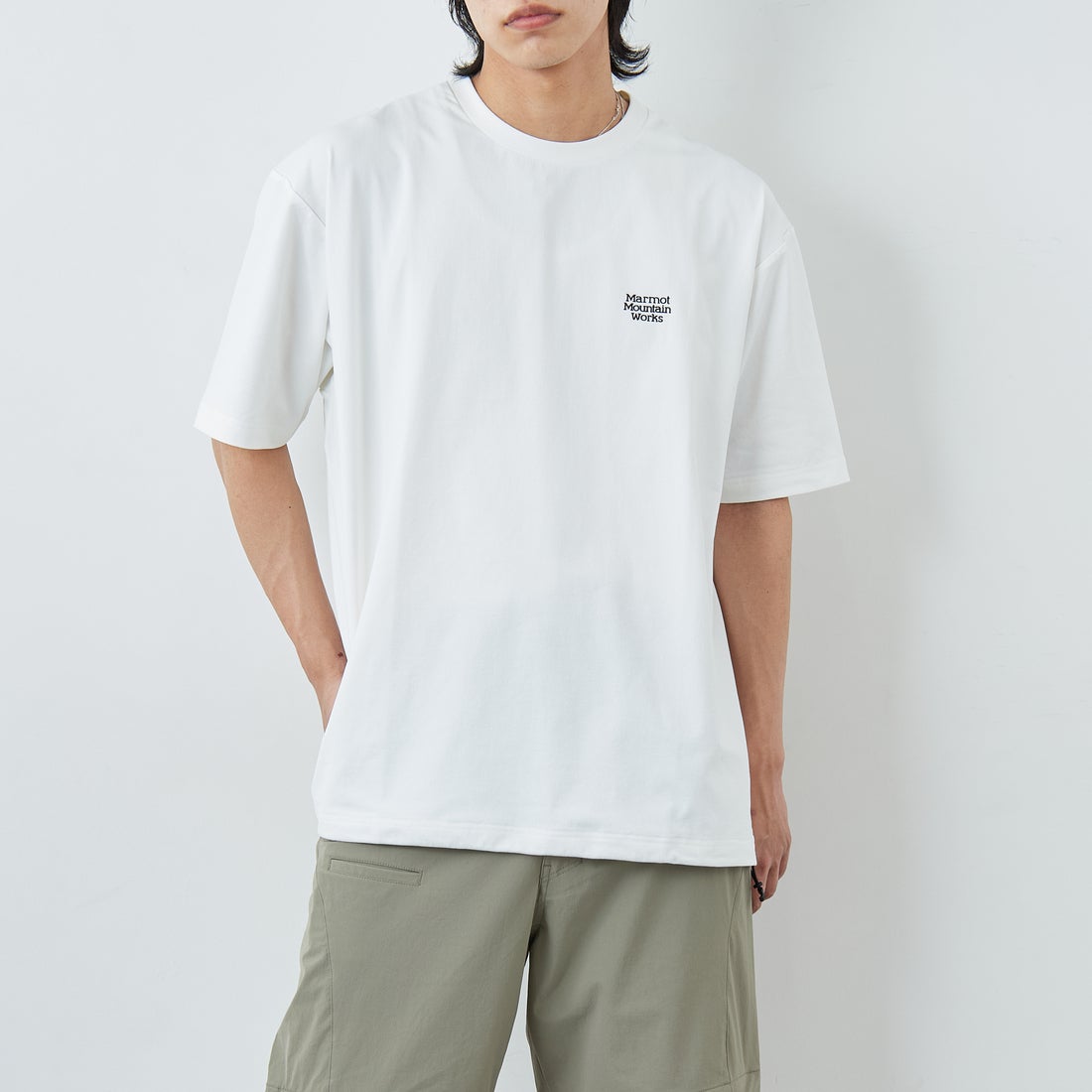 Marmot [マーモット] 別注 ドローコード付き ヒストリーロゴ バックプリントTシャツ [MTSS26MST336IN-JF] WHITE &&モデル身長：179cm 着用サイズ：L&&