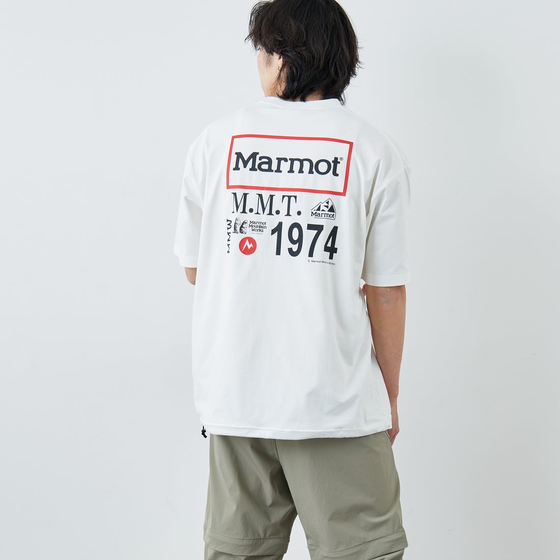 Marmot [マーモット] 別注 ドローコード付き ヒストリーロゴ バックプリントTシャツ [MTSS26MST336IN-JF] WHITE &&モデル身長：179cm 着用サイズ：L&&