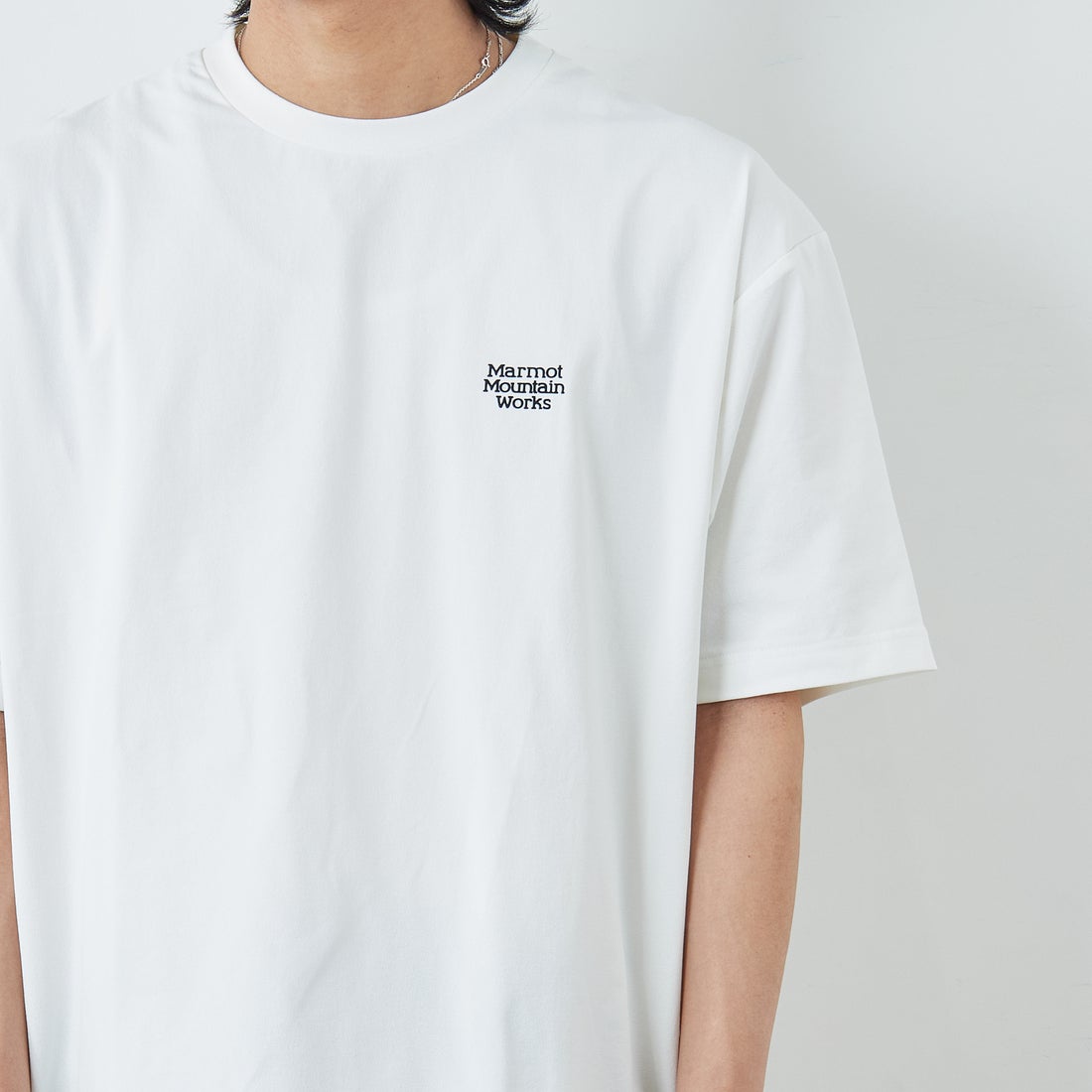 Marmot [マーモット] 別注 ドローコード付き ヒストリーロゴ バックプリントTシャツ [MTSS26MST336IN-JF] WHITE &&モデル身長：179cm 着用サイズ：L&&
