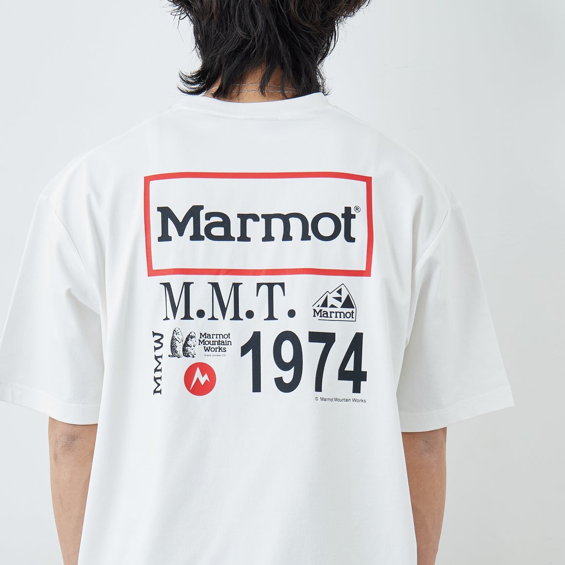 Marmot [マーモット] 別注 ドローコード付き ヒストリーロゴ バックプリントTシャツ [MTSS26MST336IN-JF] WHITE &&モデル身長：179cm 着用サイズ：L&&