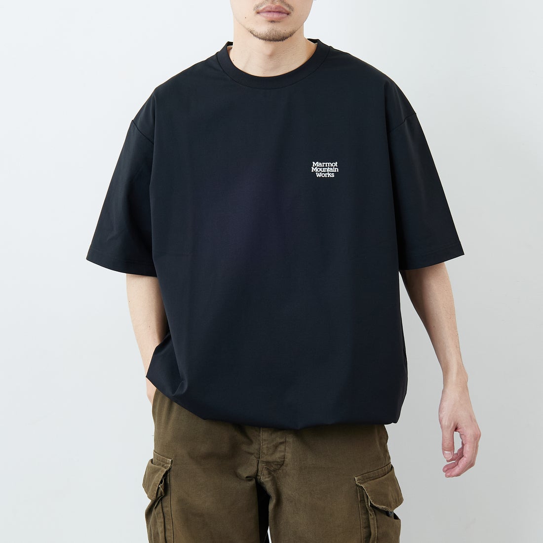 Marmot [マーモット] 別注 ドローコード付き ヒストリーロゴ バックプリントTシャツ [MTSS26MST336IN-JF] BLACK &&モデル身長：168cm 着用サイズ：L&&