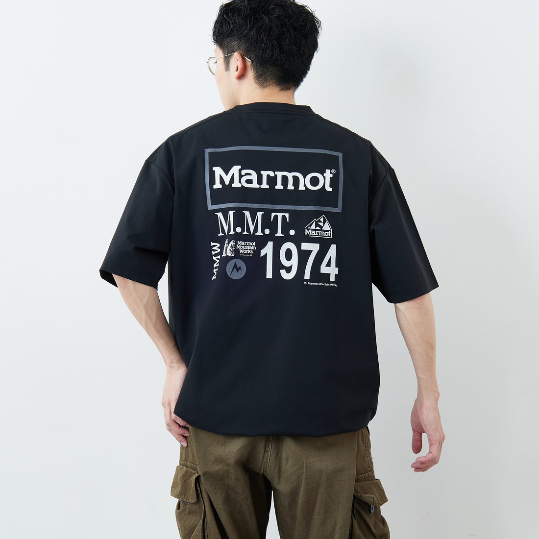 Marmot [マーモット] 別注 ドローコード付き ヒストリーロゴ バックプリントTシャツ [MTSS26MST336IN-JF] BLACK &&モデル身長：168cm 着用サイズ：L&&