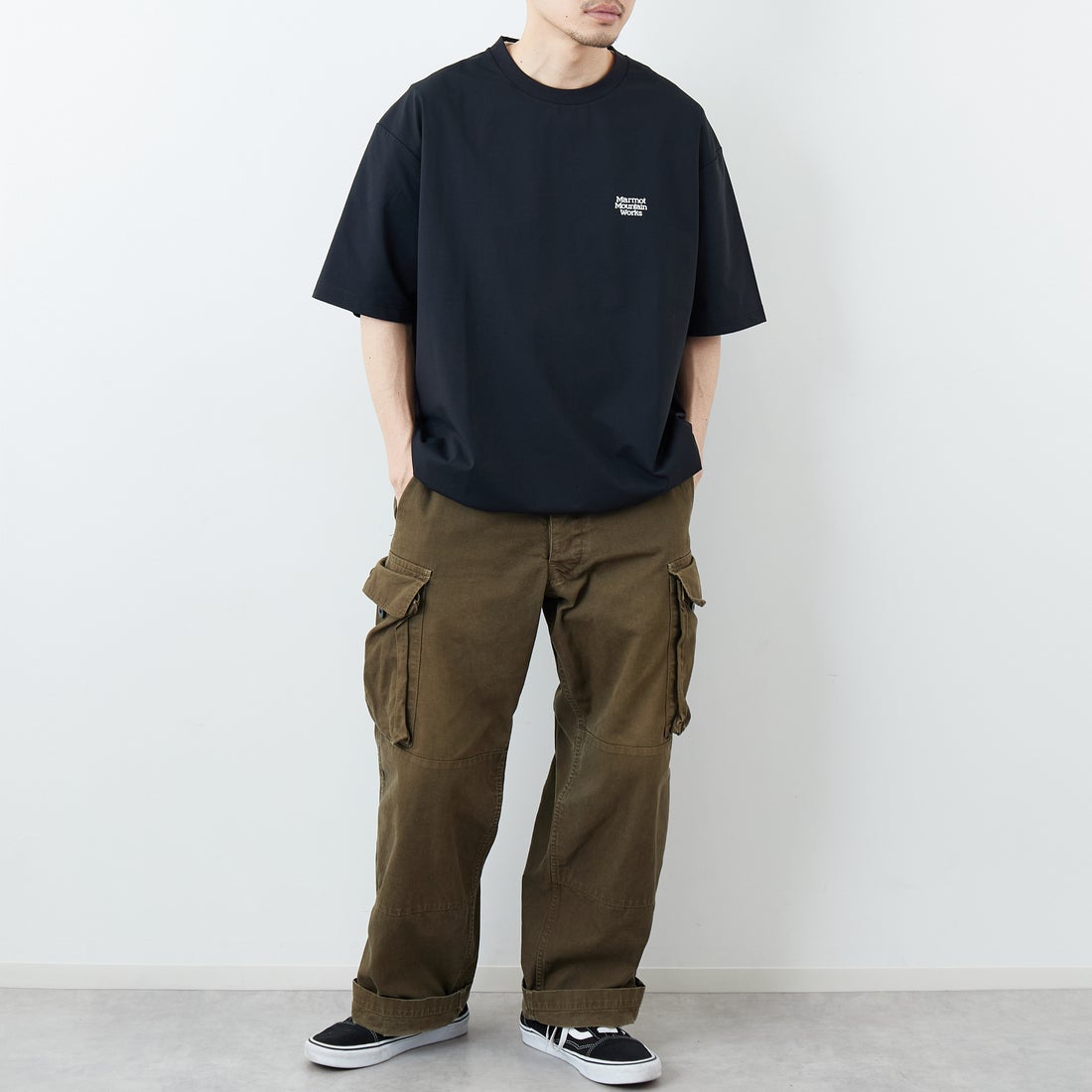 Marmot [マーモット] 別注 ドローコード付き ヒストリーロゴ バックプリントTシャツ [MTSS26MST336IN-JF] BLACK &&モデル身長：168cm 着用サイズ：L&&