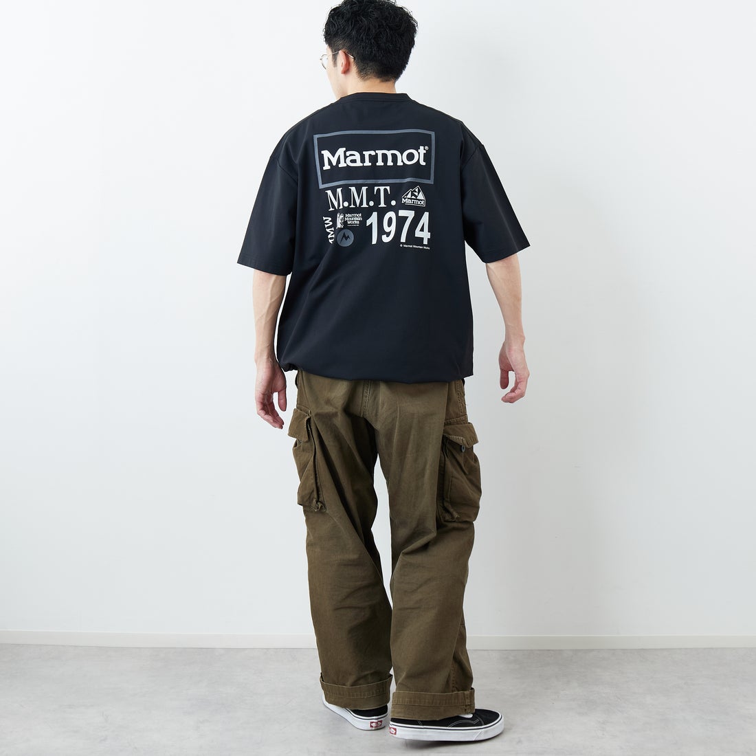 Marmot [マーモット] 別注 ドローコード付き ヒストリーロゴ バックプリントTシャツ [MTSS26MST336IN-JF] BLACK &&モデル身長：168cm 着用サイズ：L&&