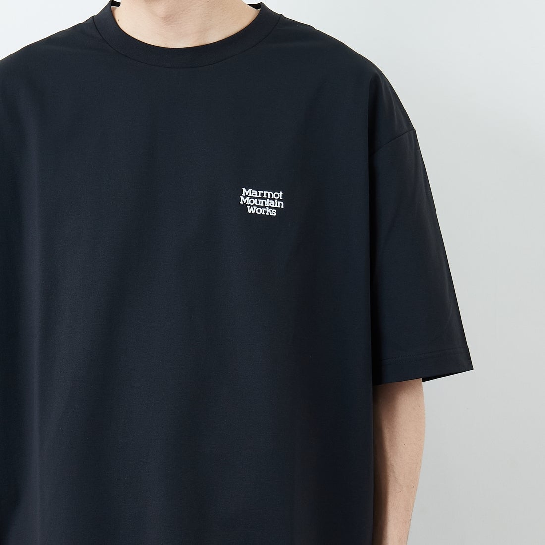 Marmot [マーモット] 別注 ドローコード付き ヒストリーロゴ バックプリントTシャツ [MTSS26MST336IN-JF] BLACK &&モデル身長：168cm 着用サイズ：L&&