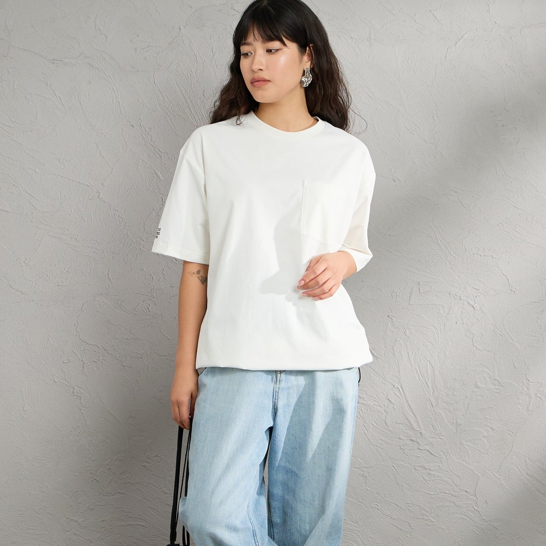 Marmot [マーモット] 別注 ドローコード付き マウンテンロゴ バックプリントTシャツ [MTSS26MST337IN-JF] WHITE &&モデル身長：162cm 着用サイズ：S&&
