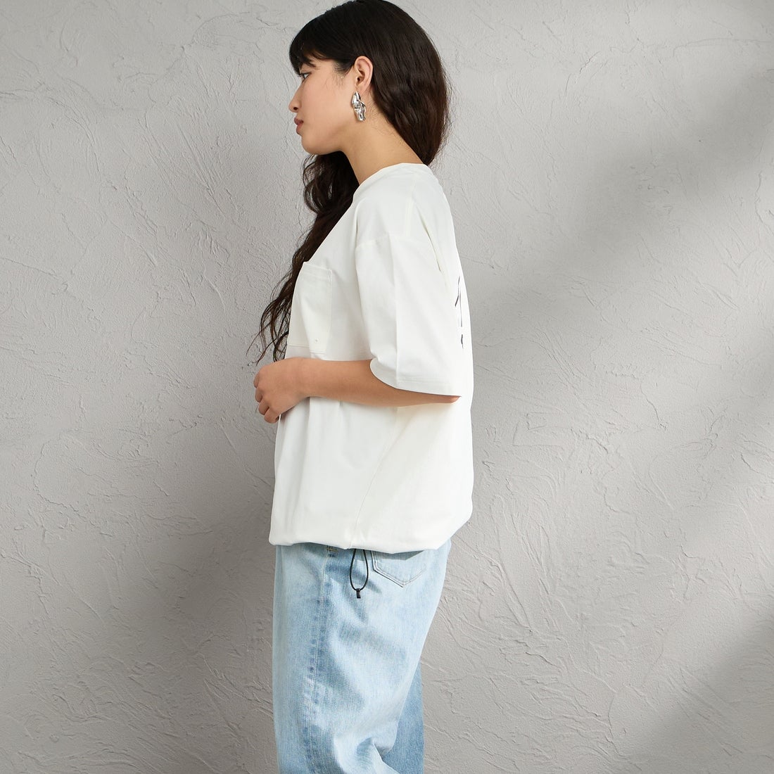 Marmot [マーモット] 別注 ドローコード付き マウンテンロゴ バックプリントTシャツ [MTSS26MST337IN-JF] WHITE &&モデル身長：162cm 着用サイズ：S&&